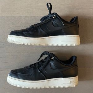 Air Force 1 Premium "Black Pack"